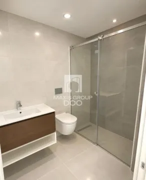 Moderno kupatilo sa tuš kabinom, umivaonikom i ugradnom wc šoljom. - image 13