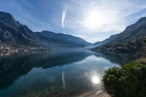 Prelijep pogled na zaliv i okolne planine sa terase nekretnine. - image 4