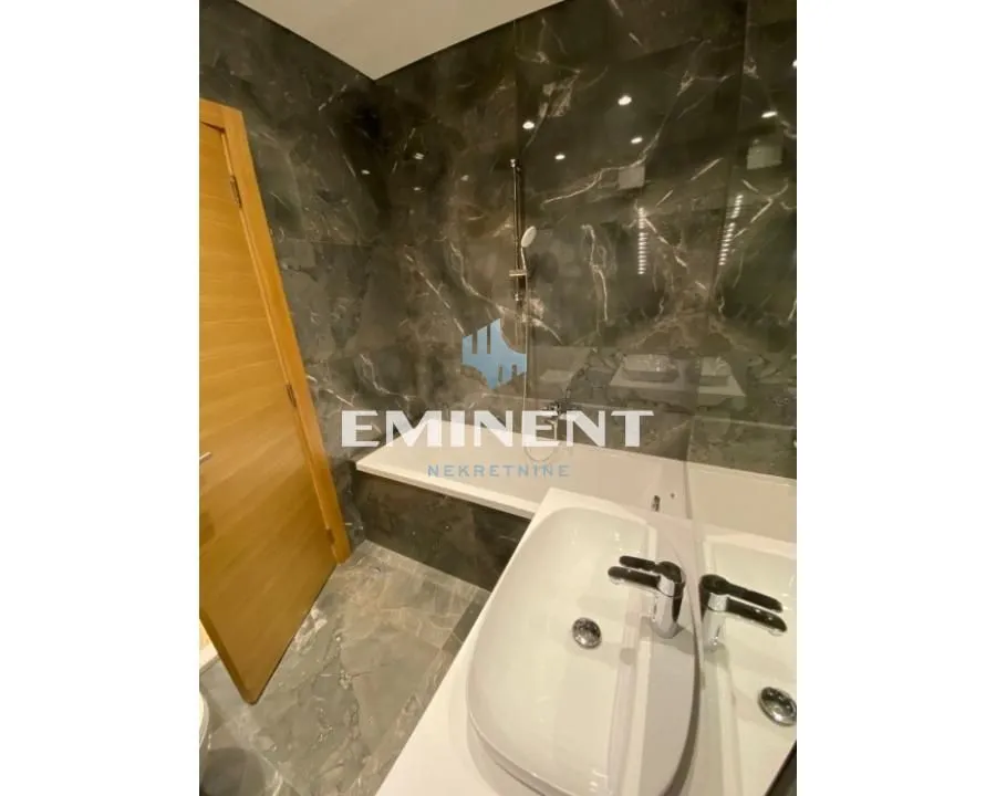 Izdavanje, trosoban stan, 88m², Savski Venac, Beograd