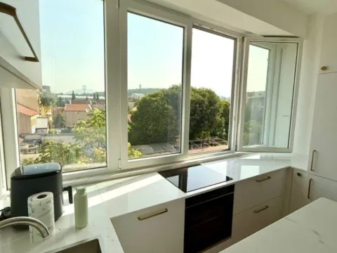 Izdavanje, dvosoban stan, 70m², Centar, Podgorica