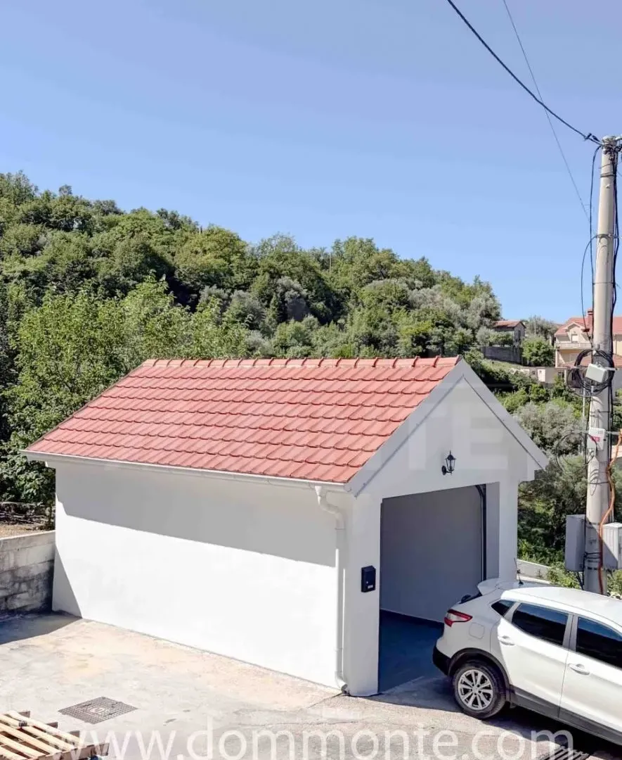 Izdavanje, dvosoban stan, 80m², Tivat, Crna Gora