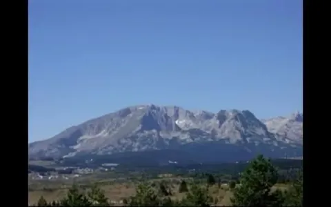 Pogled sa imanja na planinske vrhove pod vedrim nebom. - image 5