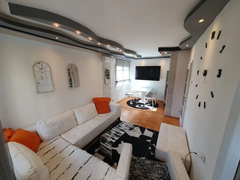 Izdavanje, dvosoban stan, 71m², Centar, Tivat