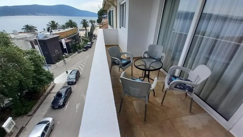 Izdavanje, jednosoban stan, 50m², Tivat, Crna Gora