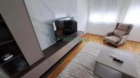 Dnevna soba sa TV komodom i foteljom. - image 3