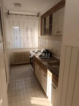 Manja kuhinja sa drvenim elementima i prozorom. - image 3