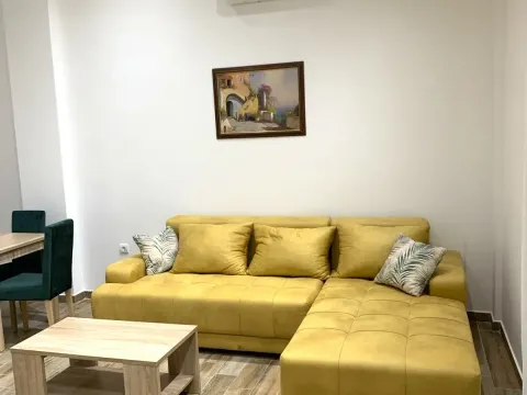 Izdavanje, stan, 65m², Tivat, Crna Gora - image 1