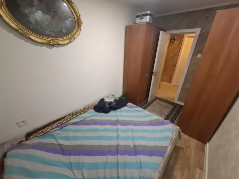 Manja spavaća soba sa krevetom i ormarima. - image 7