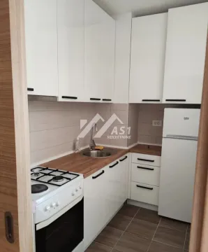 Manja bela kuhinja sa drvenom radnom površinom i ugradnim elementima. - image 5