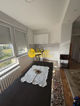 Manja kuhinja sa trpezarijskim stolom i velikim prozorima. - image 9