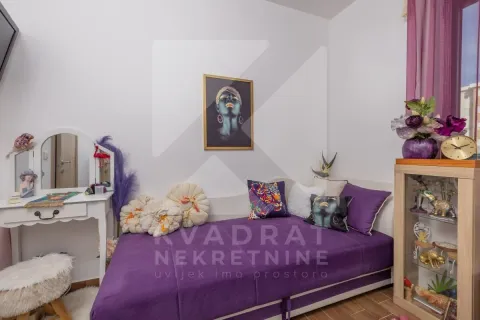 Manja spavaća soba sa krevetom u ljubičastim tonovima, stočićem za šminkanje i detaljima. - image 17