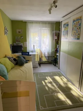 Dečja soba sa krevetom, radnim stolom i ormanom. - image 8