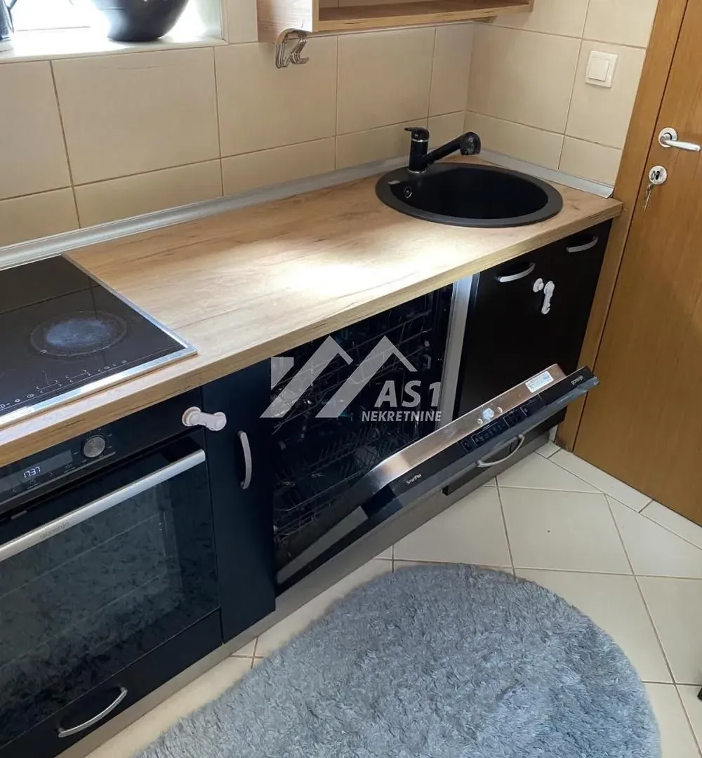 Izdavanje, jednosoban stan, 40m², Salajka, Novi Sad Sve Podlokacije