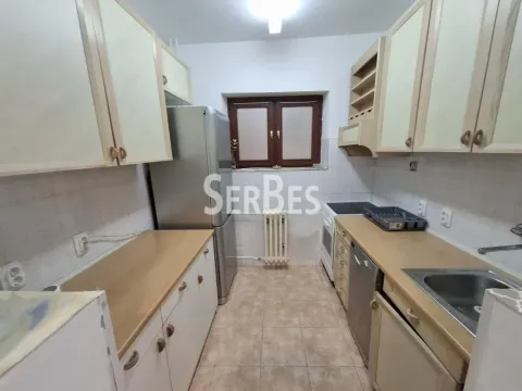 Manja kuhinja sa drvenim elementima i frižiderom. - image 17