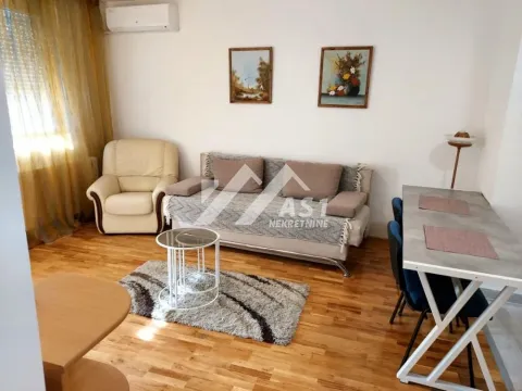Dnevna soba sa garniturom, foteljom, stočićem i trpezarijskim stolom. - image 2