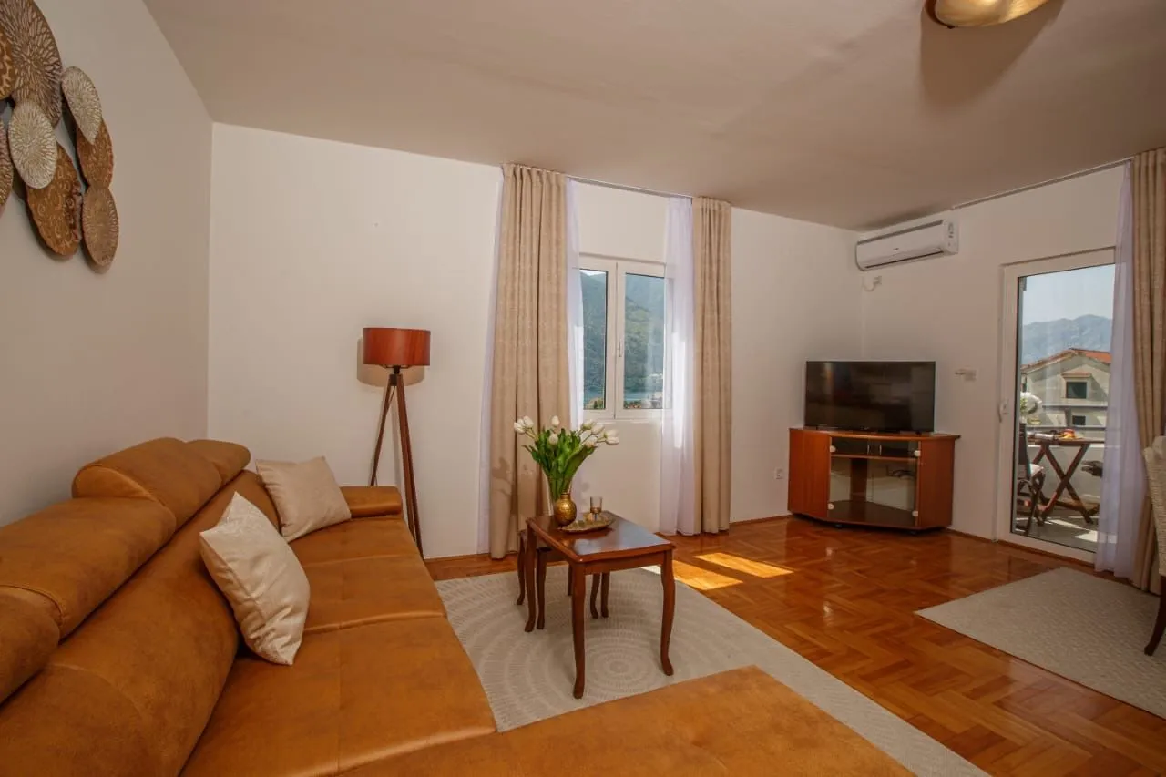Rent, two bedroom apartment, 85m², Dobrota, Kotor