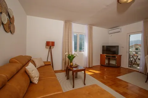 Rent, two bedroom apartment, 85m², Dobrota, Kotor - image 4