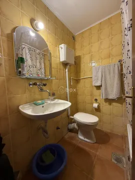 Manje kupatilo obloženo žutim pločicama sa umivaonikom i wc šoljom. - image 12