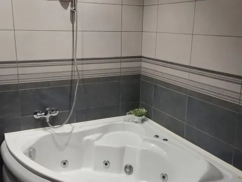 Izdavanje, dvosoban stan, 77m², Centar, Tivat - image 11