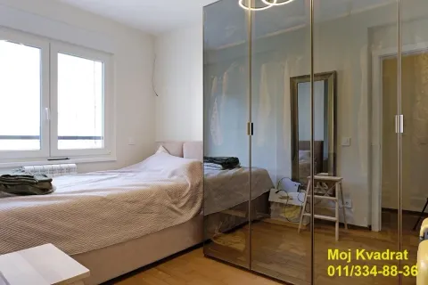 Spavaća soba sa bračnim krevetom, prozorom i velikim ugradnim garderoberom sa ogledalom. - image 8