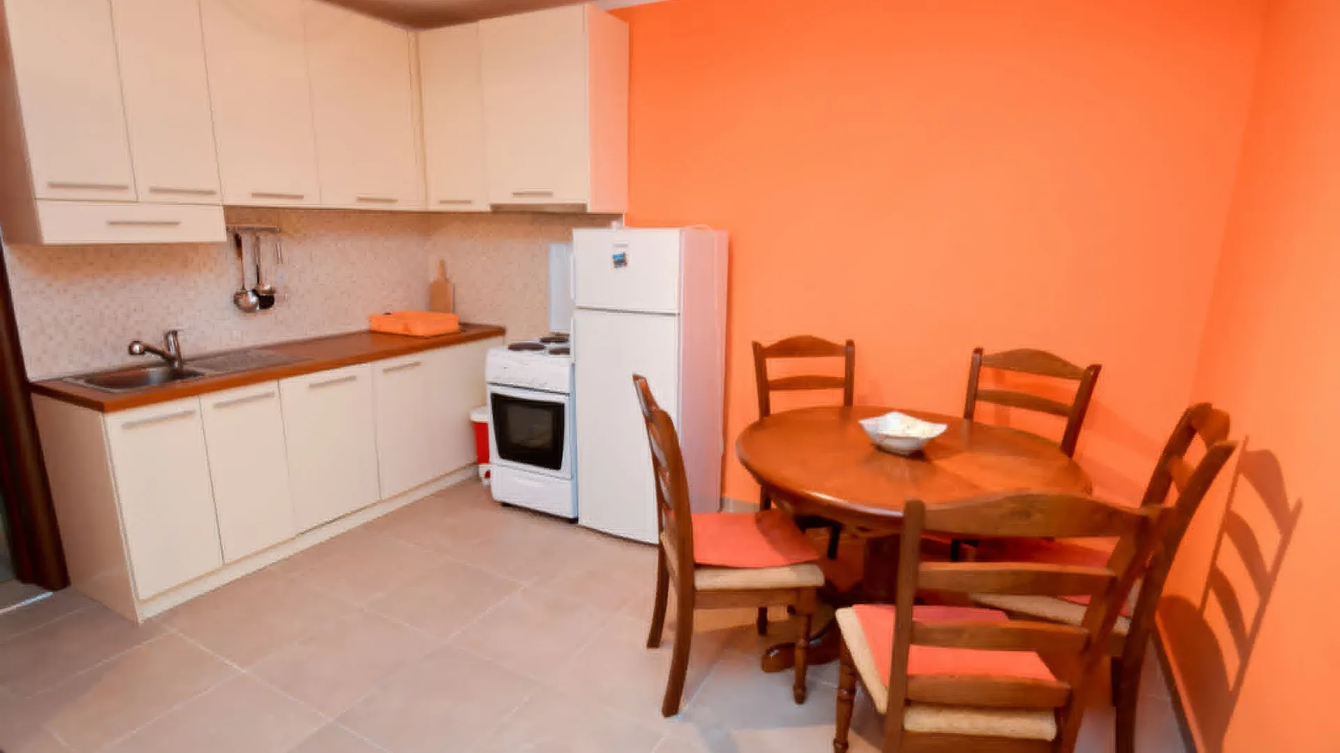 Izdavanje, dvosoban stan, 60m², Bečići, Budva
