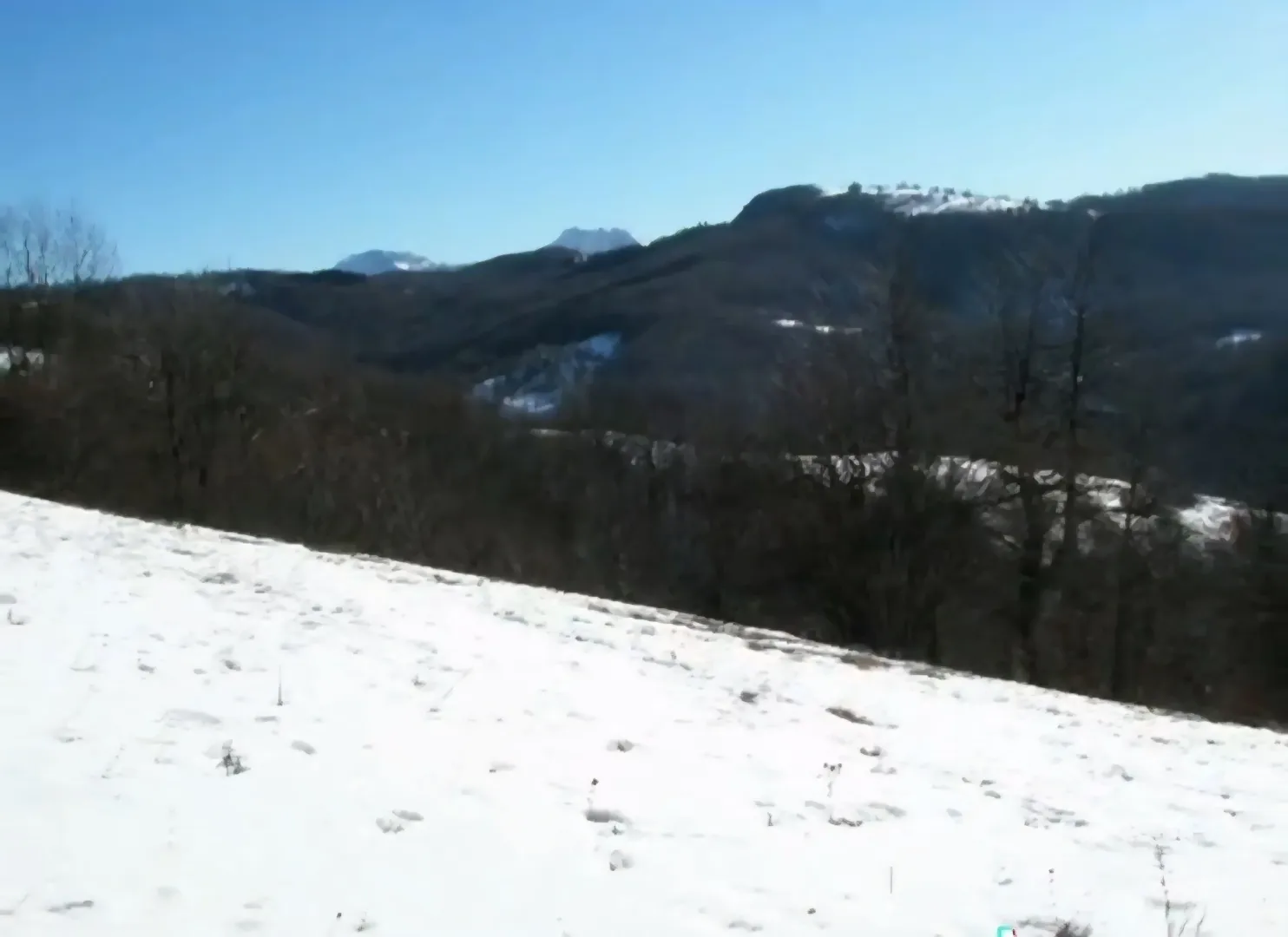Pogled na planinski pejzaž prekriven snijegom sa parcele.