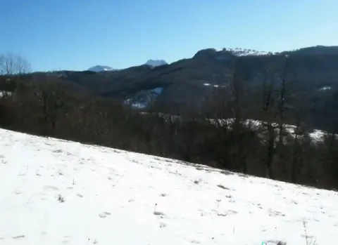 Pogled na planinski pejzaž prekriven snijegom sa parcele. - image 5