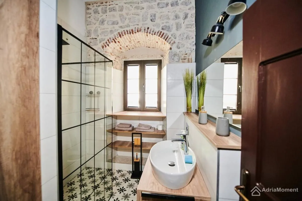 Prodaja, dvosoban stan, 129m², Dobrota, Kotor