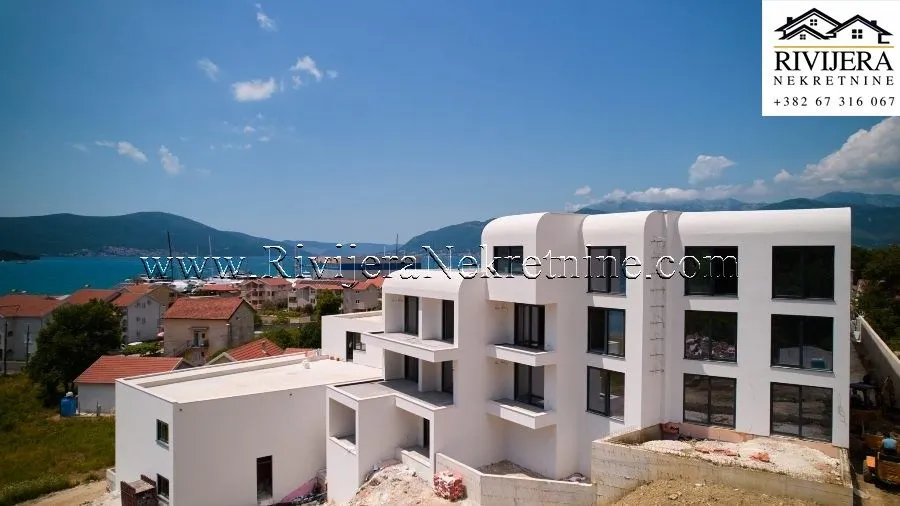 Pogled na spoljašnjost moderne stambene zgrade sa pogledom na more.