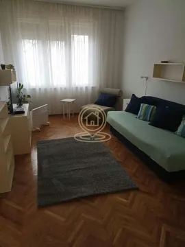 Dnevna soba sa garniturom, televizorom i drvenim podom. - image 9