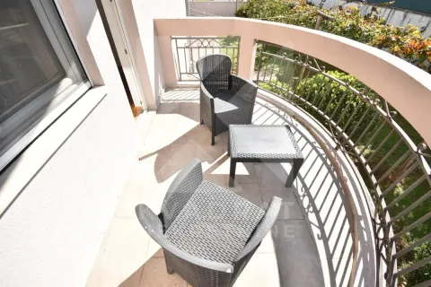 Izdavanje, četvorosoban stan, 160m², Tološi, Podgorica - image 25