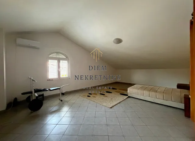 Rent, house, 350m², Zlatica, Podgorica