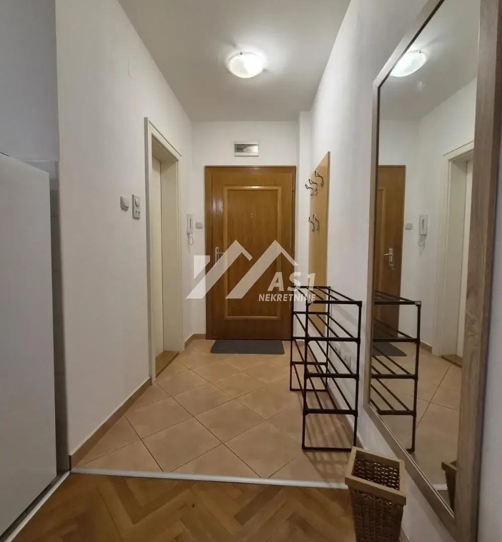 Izdavanje, jednosoban stan, 33m², Socijalno, Novi Sad Sve Podlokacije
