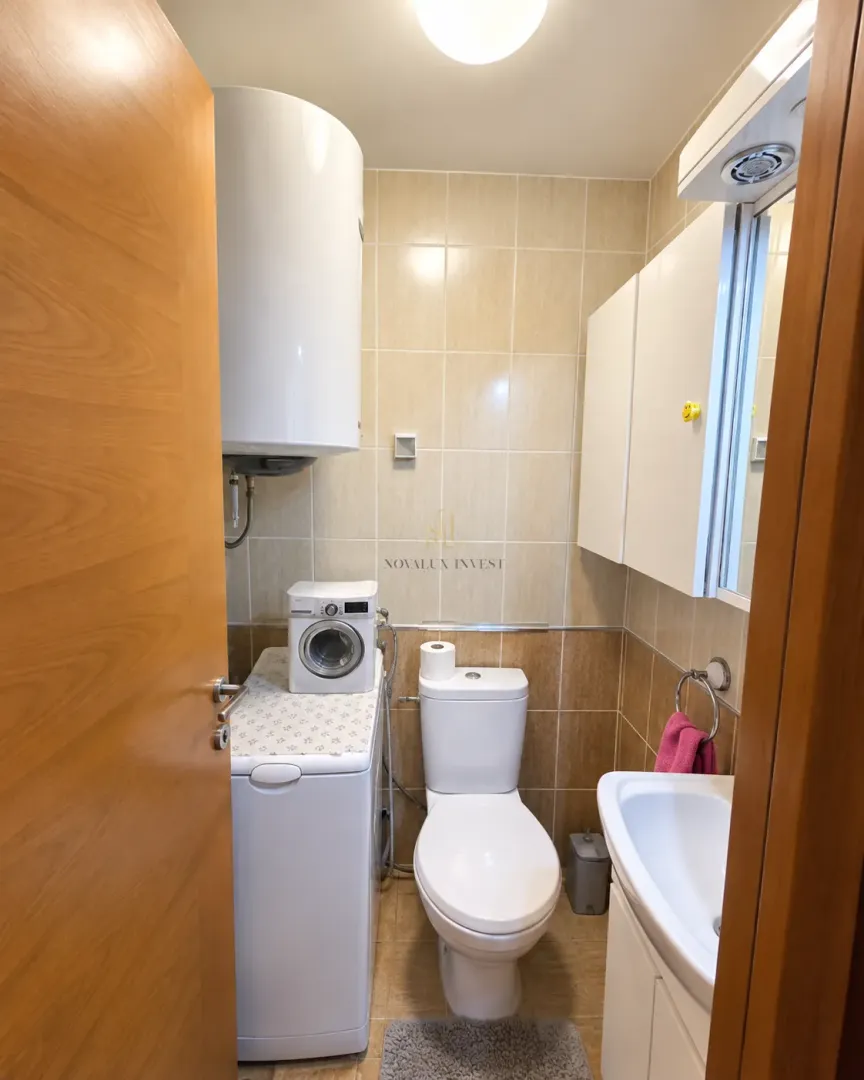 Kompaktno kupatilo sa WC šoljom, umivaonikom, bojlerom i mašinom za veš.