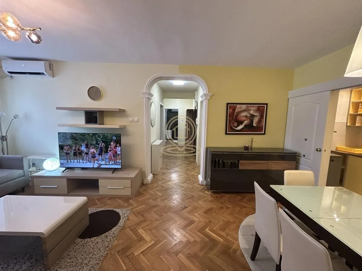 Izdavanje, trosoban stan, 76m², Centar, Novi Sad