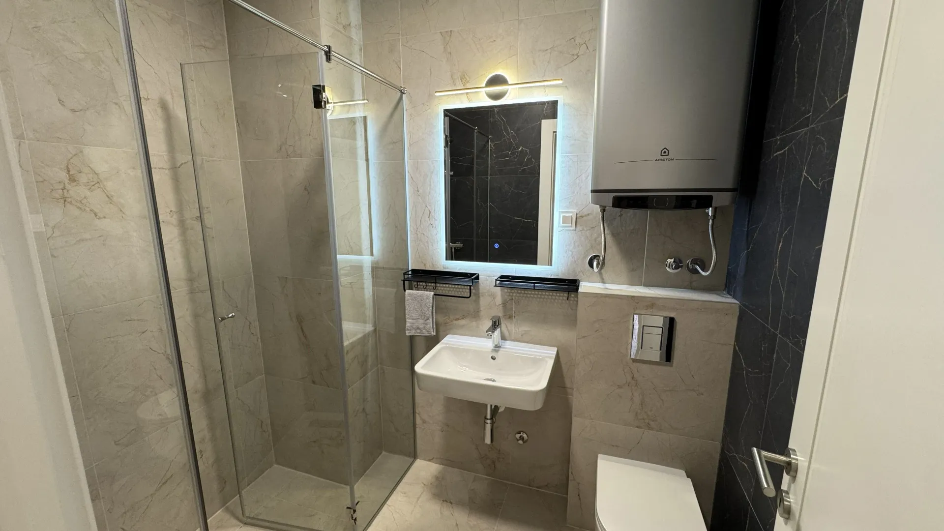 Izdavanje, trosoban stan, 96m², Tološka šuma, Podgorica
