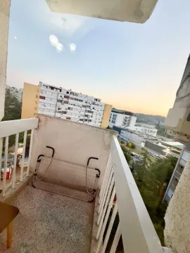 Manji balkon sa ogradom i pogledom na grad. - image 4