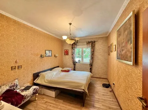 Spavaća soba sa bračnim krevetom, tapetama i slikama na zidu. - image 17