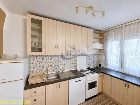 Kuhinja sa drvenim elementima, sudoperom, električnim šporetom i frižiderom. - image 3
