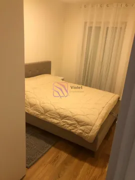 Manja spavaća soba sa krevetom i prozorom prekrivenim zavjesama. - image 14