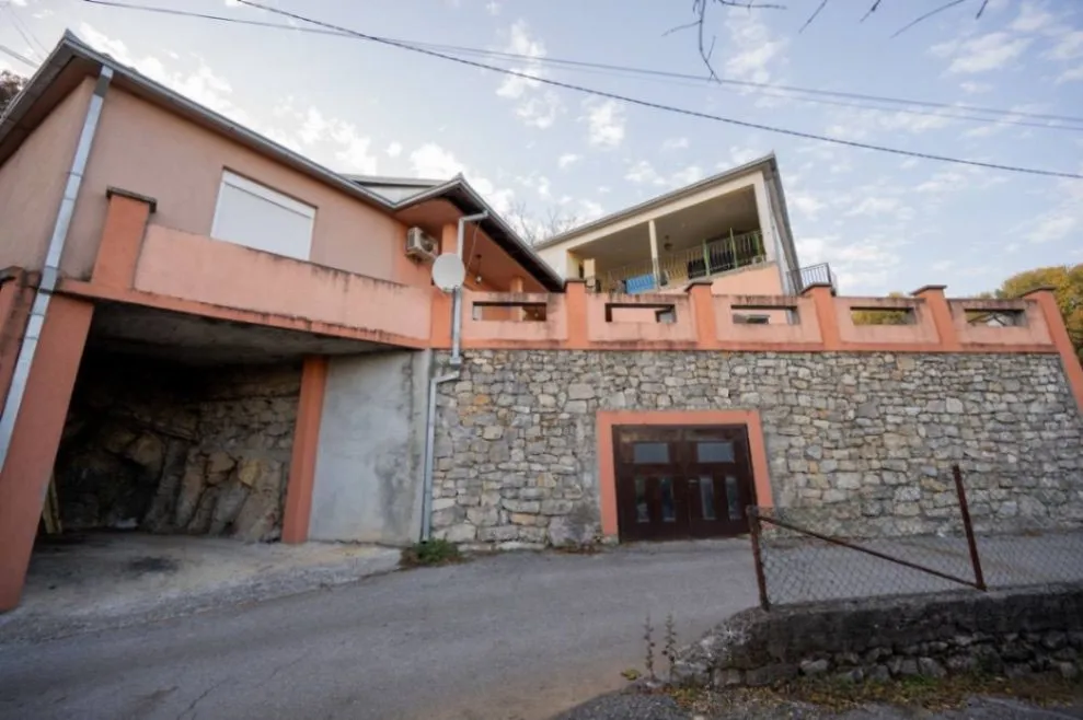 Sale, house, 240m², Momišići, Podgorica