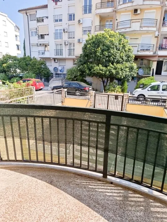 Pogled sa balkona na dvorište i okolne zgrade.