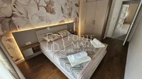 Moderna spavaća soba sa bračnim krevetom, garderoberom i zidnom tapetom sa floralnim motivima. - image 9