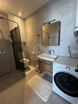 Moderno opremljeno kupatilo sa tuš kabinom i veš mašinom. - image 8