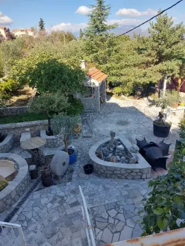 Popločano dvorište sa kamenim detaljima, zelenilom i pomoćnim objektom. - image 17