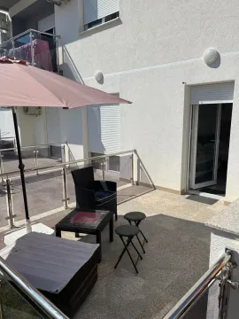Prostrana terasa sa garniturom za sjedenje i suncobranom. - image 6