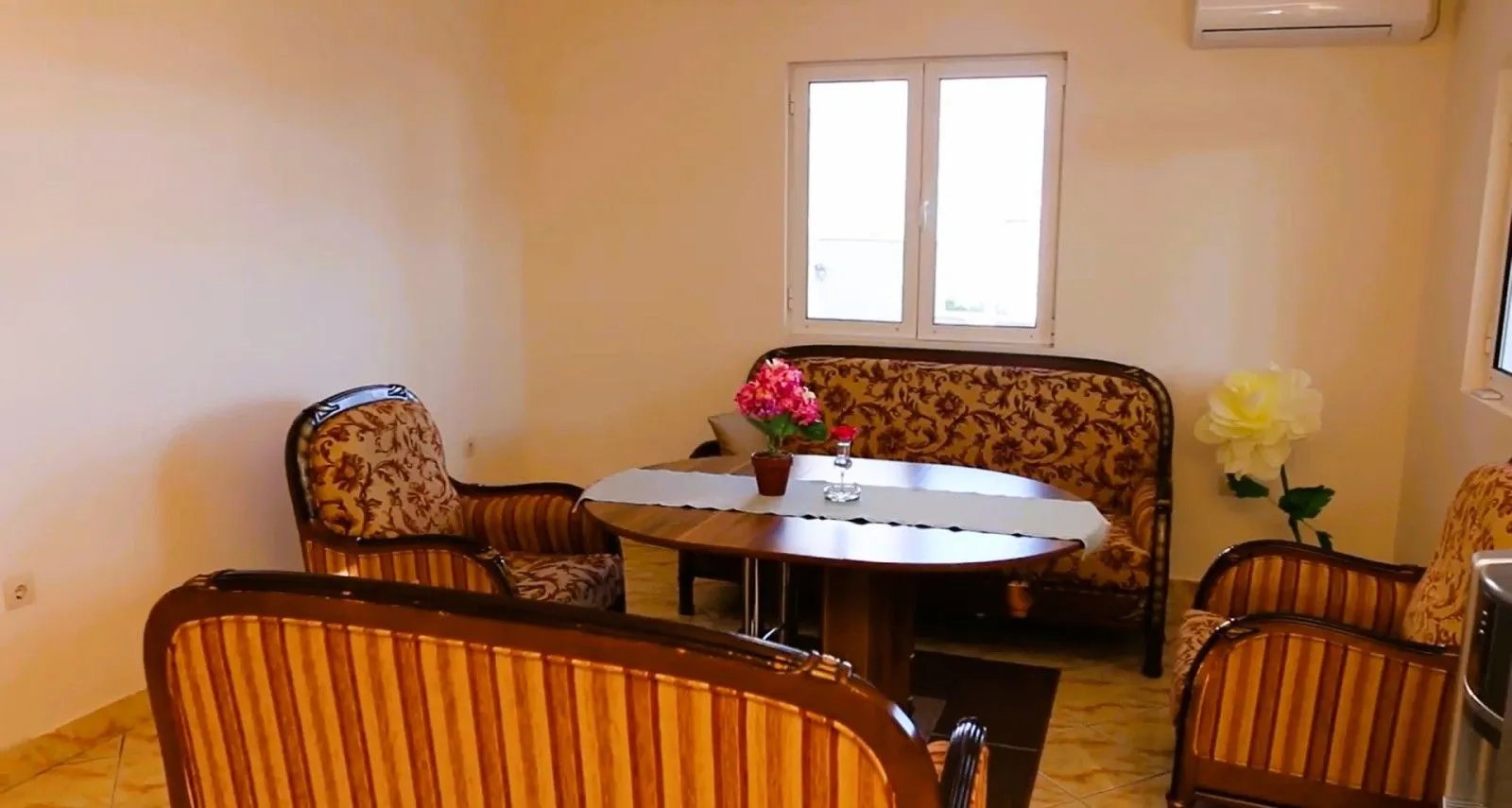 Izdavanje, kuća, 382m², Krimovica, Kotor