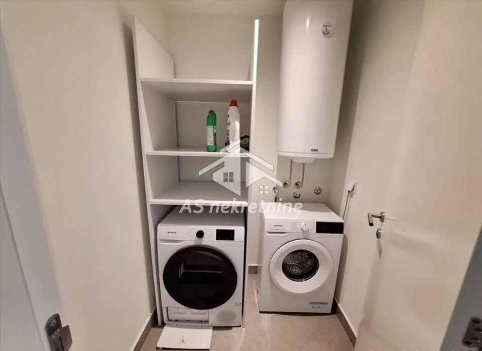 Izdavanje, trosoban stan, 83m², Savski Venac, Beograd