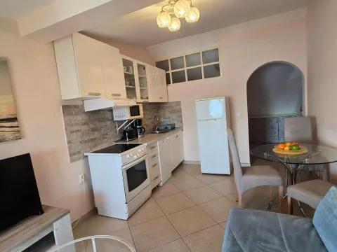 Izdavanje, jednosoban stan, 45m², Centar, Tivat - image 3