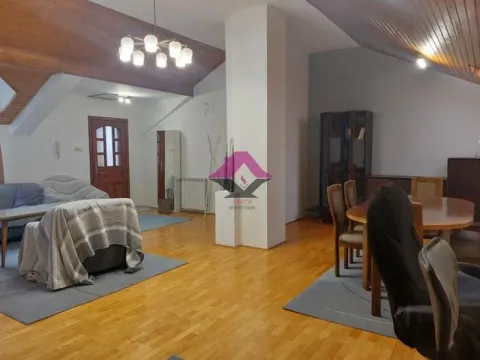 Prostrani dnevni boravak sa trpezarijom i drvenim plafonom. - image 10